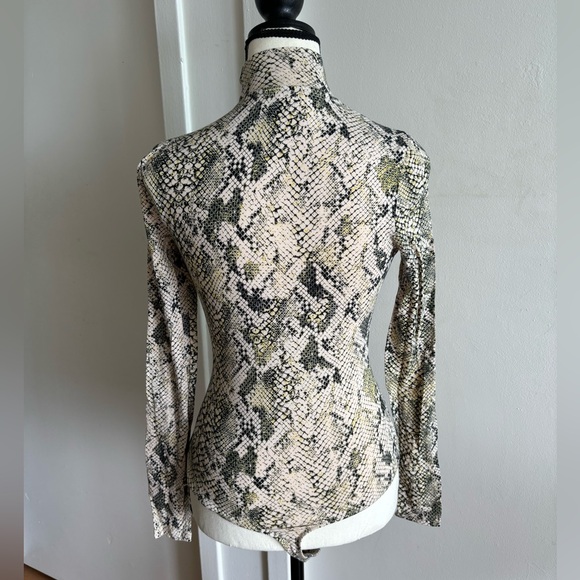 GUESS snakeskin print long sleeve bodysuit. Size XS. - Picture 2 of 4